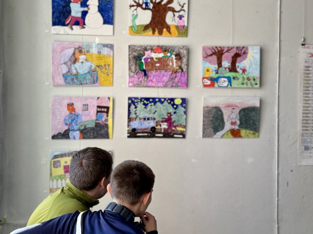 Mielikuvituksen voima ja vapaus -kevätnäyttelyn avajaisia juhlistettiin Galleria Kirjossa