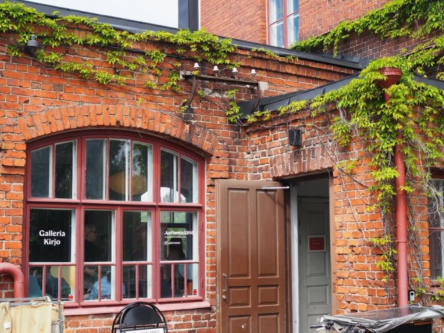 Näyttely- ja toimintatilamme Galleria Kirjo tarjoaa ainutlaatuisen kurkistuksen neurokirjon taiteilijoiden maailmoihin